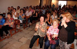 El público aplaudió la narración del invitado.