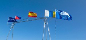 Banderas que ondean en Puerto Calero.