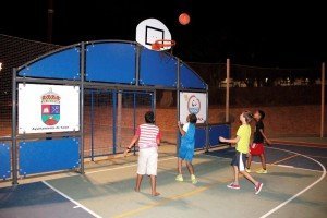La cancha permite jugar fútbol sala y baloncesto. 
