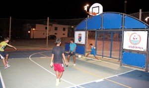 Dieciséis báculos con 56 lámparas de 150 vatios posibilitan el aprovechamiento nocturno de este espacio de recreo. 