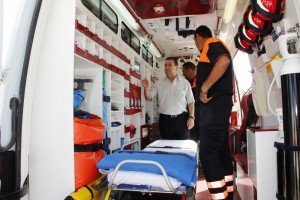 El concejal del Área, Francisco Guzmán Rodríguez, con voluntarios de Protección Civil.