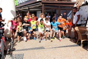Grupo de menores participantes en la carrera infantil.