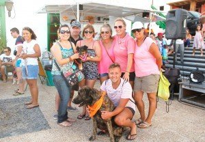 Vecina de Uga carga su perro adoptado. 