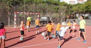 Niños y monitores en plena actividad.