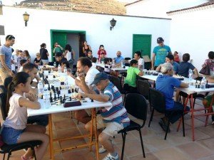 Ajedrecistas de distintas edades y municipios de la Isla responden a la novedosa iniciativa del Ayuntamiento de Yaiza y el Club CIAL.