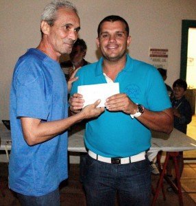 El maestro Julián Morales (izq) y el concejal Javier Camacho