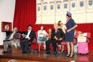 El grupo invitado a las Fiestas de Remedios divierte a los espectadores congregados en la Casa de la Cultura. 