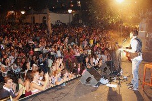 El cantautor jerezano deja extasiado a un público que también aprueba la actuación del grupo revelación Sentimiento con Arte, la solista Yshela y el ballet Dance Pop .