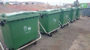 l cambio de 150 unidades inicia en Playa Quemada y Puerto Calero. El Ayuntamiento instala sujeta contenedores para mantenerlos ordenados en vía pública.
