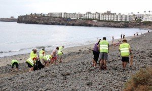 La campaña de recogida de residuos y sensibilización llega a la playa de Las Coloradas. 