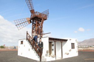 Gladys Acuña exalta la obra de los creadores Guelo e Isidro Viñoly, y de Gabino Cabrera, trabajadores del Ayuntamiento de Yaiza, y de todo el personal municipal que participó en la construcción de la base y montaje de la instalación.