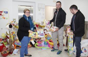 El colectivo de deportistas dona juguetes para niños menos favorecidos. 