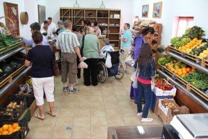 El mercado de Uga acoge esta iniciativa para asistir en familia.