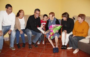 Reyes María García deja muestras de su buen humor en la visita hecha por representantes del Ayuntamiento y el Cabildo insular. 
