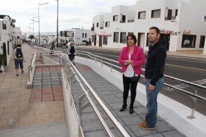 Gladys Acuña destaca el esfuerzo inversor del grupo de gobierno que ha destinado más de 50.000 euros para ampliar aceras, construir rampas e instalar barandillas. 