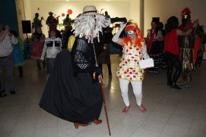 El baile de disfraces congrega el ingenio de vecinos e invitados. 