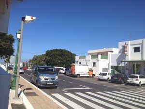 Gladys Acuña declara que “la puesta en servicio de siete nuevos puntos de luz en la avenida principal del pueblo de Yaiza forma parte del plan de mejoras que acometemos en todo el municipio”.