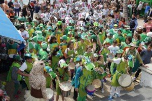 Cerca de 800 alumnos, maestros y familias dan la bienvenida al Carnaval sureño.
