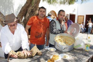 Los visitantes del Mercado Municipal conocen las propiedades de las legumbres y disfrutan de la jornada festiva propuesta por el Ayuntamiento de Yaiza.