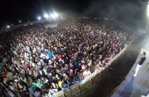 El público disfruta en Playa Blanca del espectáculo musical de siete horas de duración con la actuación de doce grupos, solistas y djs.