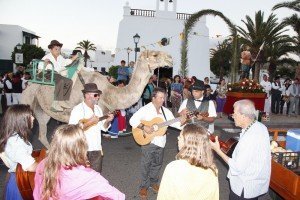 El pueblo sale de romería para honrar a su Santo Patrono en una peregrinación marcada por la alegría y el folklore. 