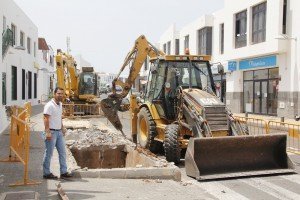 Gladys Acuña informa que esta actuación forma parte del plan de mejoras que viene acometiendo el Ayuntamiento en el centro de Playa Blanca .