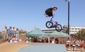 El público se rinde ante la fantástica exhibición de deporte extremo. El Ayuntamiento de Yaiza prepara nuevas actividades dirigidas a los más jóvenes.