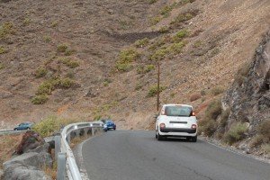 El Ayuntamiento instala barreras metálicas en algunos puntos de esta vía.