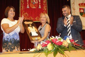 La pregonera de Remedios narra anécdotas de sus 20 años de docencia en el CEIP Yaiza. El pueblo inaugura la exposición Vamos de Romería y da rienda suelta a diez días de celebraciones.