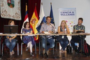 Reconocidos investigadores interactúan con niños, jóvenes y adultos en La Noche de Los Volcanes. Más de cuatrocientas personas participan en las distintas actividades organizadas por Involcan y el Ayuntamiento.