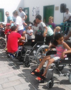 Niños y familias de la Asociación comparten con agentes de la Guardia Civil y participan de las Olimpiadas Creciendo Yaiza. 