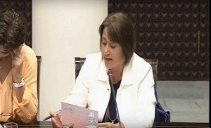 La consejera de Obras y Transportes responde en comisión parlamentaria  una pregunta oral de la alcaldesa de Yaiza y diputada regional. 