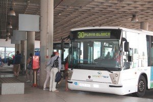 El servicio público regular en los pueblos que no tienen guagua y la ampliación de horario en la línea urbana de Playa Blanca, propuestas que el Ayuntamiento ha vuelto a trasladar a la Primera Corporación insular. 