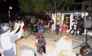 El Ayuntamiento de Yaiza y Perpetuarte organizaron una fiesta plagada de expresiones artísticas para favorecer la misión de once colectivos sin ánimo de lucro. 