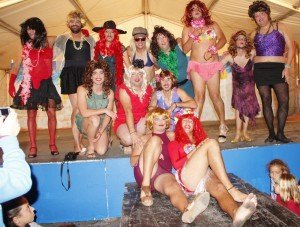 Catorce “misses” divierten al público con su espectáculo de pasarela, baile y, sobre todo, mucho humor y buen rollo.