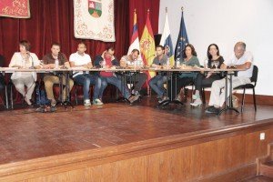Unidos por Yaiza, PIL y Ganemos Lanzarote apoyan la  moción defendida  por la alcaldesa Gladys Acuña: “necesitamos una Autoridad Portuaria para explotar y comercializar infraestructuras estratégicas para el desarrollo socioeconómico de nuestra Isla”. 