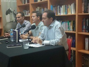 Miguel Aguerralde presenta su última novela en la Biblioteca de Playa Blanca, espacio público que acoge con éxito talleres de escritura dirigidos a niños entre 7 y 14 años.