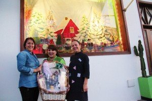 Floristería Los Dolores y Perfumería Sam destacan por su creatividad y originalidad. Gladys Acuña y Manuela Rodríguez entregan regalos a los dos comercios sureños. 