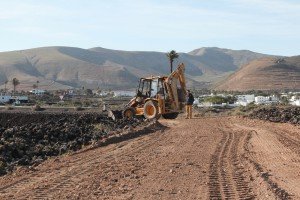 El Ayuntamiento actúa en 4 kilómetros de pista de tierra por la que se desplazan a diario decenas de animales, ida y vuelta, entre el Vallito de Uga y el echadero de camellos de Timanfaya. 