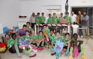 El equipo infantil de fútbol Unión Sur Yaiza y el Triyaiza Club Triatlón obsequian juguetes  para un día de Reyes más feliz. Gladys Acuña agradece a colectivos y vecinos su apoyo a la iniciativa municipal. 