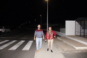 Avanzan las obras de urbanización en Montaña Roja supervisadas por el Ayuntamiento de Yaiza. Gladys Acuña mantiene el compromiso con los vecinos de velar por el cumplimiento del convenio urbanístico incluido en el Plan General.