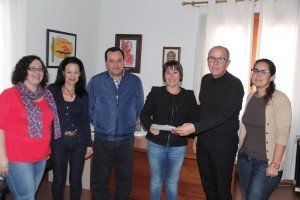 Gladys Acuña entrega al director del Instituto el proyecto de intervención socioeducativa  a desarrollar por Servicios Sociales en 1º y  2º de la ESO.