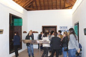 La muestra artística de Fátima Lemes fue creada a partir de piezas de madera de barcos encontradas en el mar o rescatadas del desguace. La Casa de la Cultura acoge diecinueve obras hasta el próximo 30 de marzo. 
