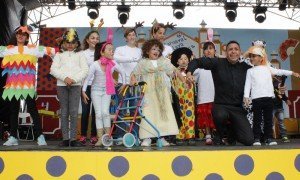 El espectáculo Vivan los Niños en Carnaval y la actuación de Creciendo Yaiza congregan a decenas de familias en la plaza del pueblo. La música en vivo de cuatro agrupaciones pone la guinda al goce de todo un fin de semana.