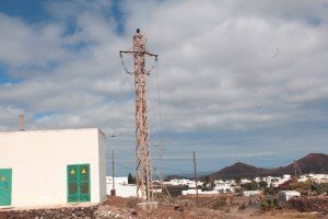 El proyecto municipal elimina las últimas cuatro torretas del pueblo y desmonta 525 metros de cable de media tensión en el casco urbano.