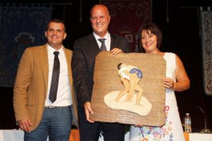 José Manuel Pitti relaciona el ímpetu y valores del deporte vernáculo con la tenacidad, riqueza cultural y dignidad del pueblo canario. El pregón de Pitti y la inauguración de la muestra ‘Hilar Fino’ abren el telón de las Fiestas de Yaiza. 