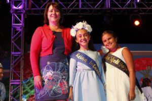 Diez niñas del municipio protagonizan una gala ilusionante y emotiva ante decenas de espectadores en la plaza de Remedios.  La actuación de Melody cierra el espectáculo organizado por jóvenes del pueblo con el apoyo del Ayuntamiento.