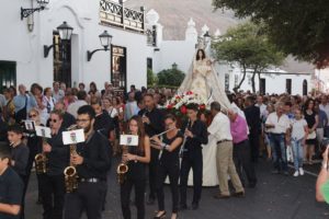 Decenas de fieles, acompañantes y autoridades participan de la función religiosa y procesión de honra a la Virgen.
