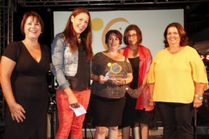 Gladys Acuña exalta el trabajo de las camareras de piso y de todo el personal vinculado al sector turístico. “Sin el gran valor que supone el recurso humano y la hospitalidad de nuestro pueblo de poco serviría tener parajes espectaculares o infraestructuras de primer nivel”.