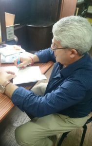 El centro recibe cincuenta libros de narración y poesía. El Ayuntamiento agradece el obsequio de veinte creadores insulares.